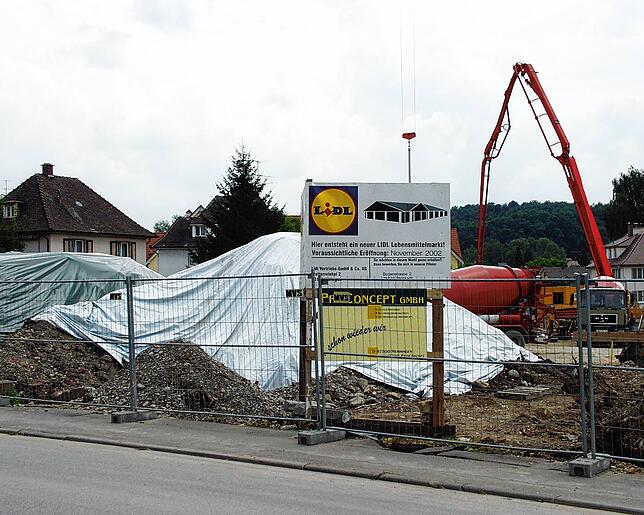 Die Bauarbeiten für den neuen Lidl Mitte 2002.
