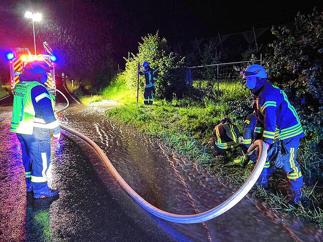 Feuerwehreinsatz auf der Kreisstraße am Dettelbach wegen Überflutung.