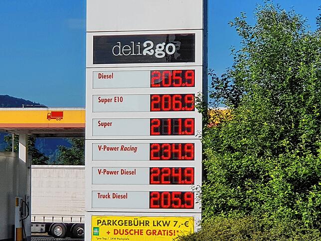 Bild 21: Kommt der Tankrabatt an? Der große Ansturm an den Zapfsäulen bleibt aus