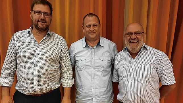 Ralf Siebold hat nach 13 Jahren den Vorsitz der Bürger- und Narrenzunft Tiengen an Tobias Fritz (Mitte) übergeben, rechts ...