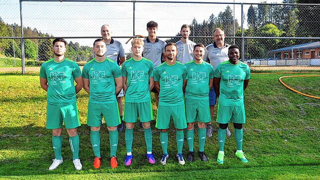 Das Trainerteam der SG Riedöschingen/Hondingen mit einigen Neuzugängen. Stehend von links: Jürgen Frank, Fabio Berrer, Robert Kremer und ...