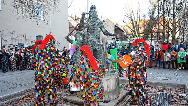 Bild 4: Konstanzer Fasnacht: Blätzlebuebe feiern den Auftakt 2023 auf dem Augustinerplatz