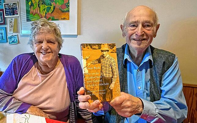 Ernst Beck mit Frau Anneliese präsentiert Anfang 2023 sein Buch über seine Kindheit in Nußdorf, das auf Anregung von Martin Walser ...