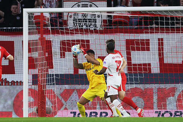 Freiburgs Torwart Noah Atubolu fängt einen Torschuss ab.