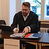 (Archivbild aus dem Jahr 2024) Der angeklagte Physiotherapeut mit seinem ehemaligen Verteidiger Andreas Hennemann. Dieser wird im ...