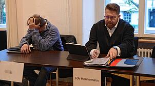 (Archivbild aus dem Jahr 2024) Der angeklagte Physiotherapeut mit seinem ehemaligen Verteidiger Andreas Hennemann. Dieser wird im ...