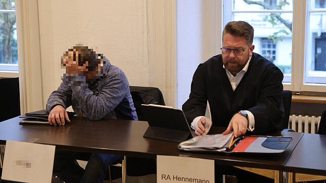 (Archivbild von November 2024) Der Angeklagte (links) wurde vom Amtsgericht verurteilt, neben ihm sein ehemaliger Strafverteidiger ...