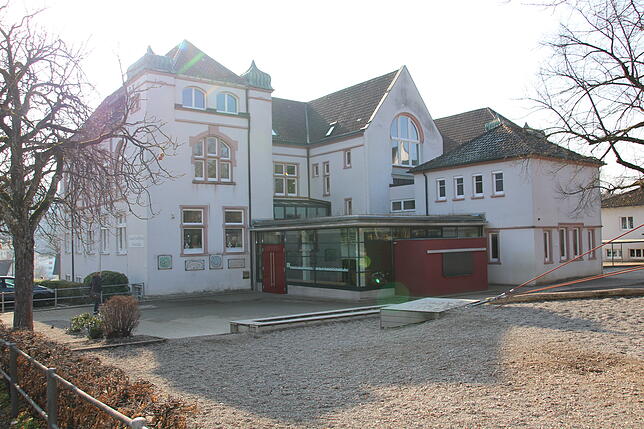 Ab dem Schuljahr 2020/2021 befindet sich die Hans-Thoma-Schule im Schulgebäude an der Schulstraße in Tiengen.