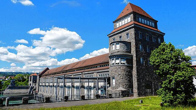 Energiedienst betreibt am Hochrhein die Laufwasserkraftwerke in Wyhlen, Rheinfelden und Laufenburg (Bild) und ist an den Kraftwerken in ...