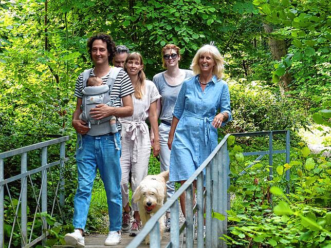 Die Familien Schön und Beck und Labradoodle Paula nutzen den Gehrenberg gern und auf vielfältige Weise.