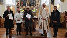 Am Schluss des Sonntagsgottesdienstes wurden Hannelore Haaf (für 50 Jahre, von links), Christa Zimmermann (50 Jahre) und Robert Schwarz ...