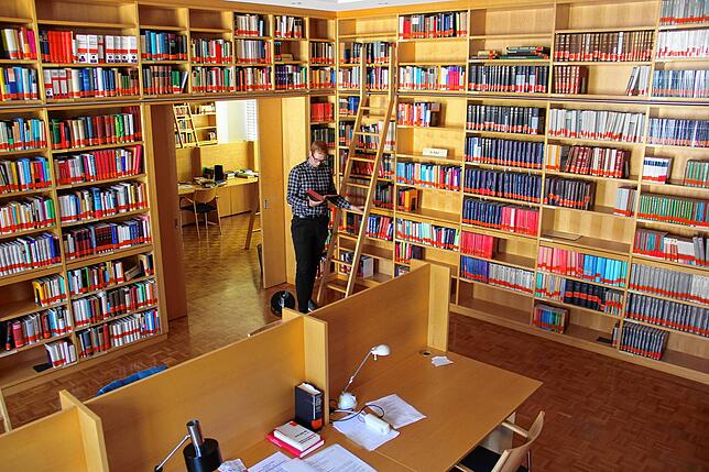 Das Priesterseminar verfügt über eine eigene Fachbibliothek.