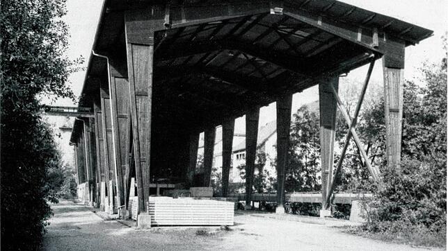 1993: Die große Lagerhalle des Sägewerks Rufle im Mühleareal. Das gesamte Areal wurde 1993 abgerissen. Bild: Gemeindearchiv Murg