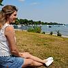 Hält sich gerne am Seeufer auf: Anne Meßmer am Radolfzeller See.