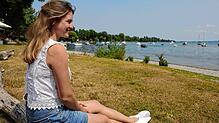 Hält sich gerne am Seeufer auf: Anne Meßmer am Radolfzeller See.