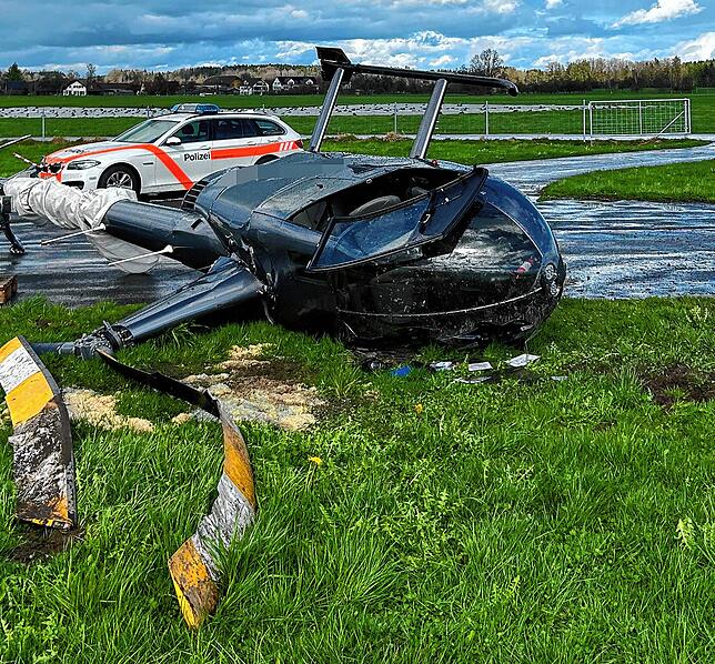 Das Kabinenglas ist zerbrochen, die Rotorblätter sind verbogen.