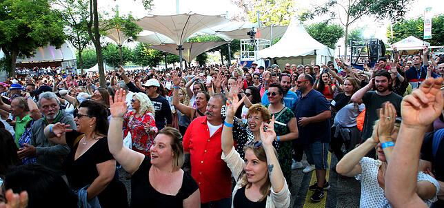 Der Stadtgarten war in diesem Jahr erstaunlich früh gut besucht und die Stimmung vor der Bühne ausgezeichnet.