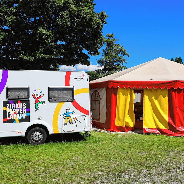 In dem Zirkuszelt vor den Bauwägen wohnt im Moment der Zirkus Papperlapapp.