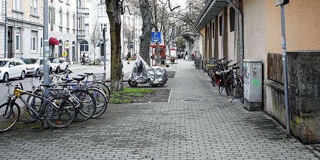 Das Problem seien nicht die Autos, sondern die auf den Gehwegen abgestellten Räder, vor allem mit Anhänger oder Lastenräder.