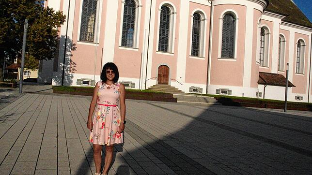 Birgit Schuhwerk schätzt die barocke Architektur der Hilzinger Peter-und-Paul-Kirche.