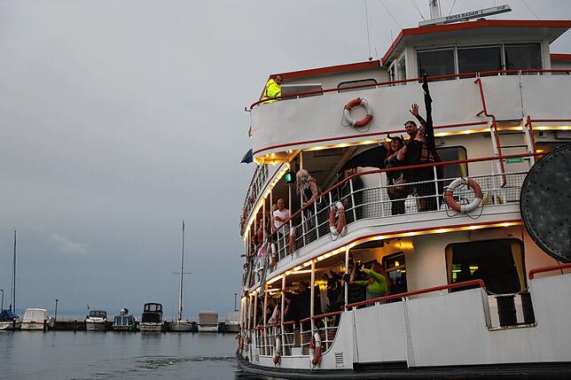 Bild 4: Gute Fahrt – und viel Spaß! Das SM-Schiff fährt auf den Bodensee hinaus