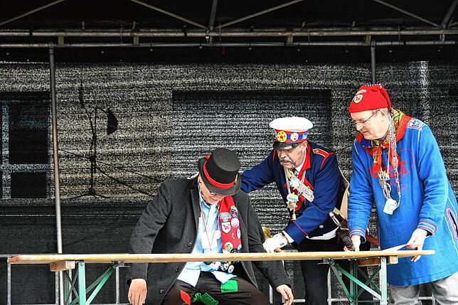 Bild 8: Singen feiert den Schmotzigen Dunschdig: Die besten Bilder vom Rathaussturm!