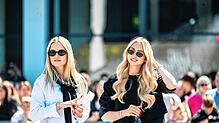 Hier lagen die Eingriffe bereits etwas zurück: Davina und Shania Geiss bei der Tuning Messe Ende April in Friedrichshafen.
