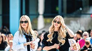 Hier lagen die Eingriffe bereits etwas zurück: Davina und Shania Geiss bei der Tuning Messe Ende April in Friedrichshafen.
