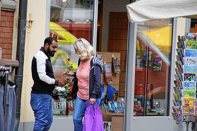 Mit Rosen und einer rührseligen Geschichte verdient dieser Mann sein Geld.