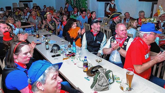 Die Stimmung ist ausgelassen bei der Villinger Kneipenfasnet in der Zehntscheuer (Bild) und im Hexenstüble der Hexenzunft. Das Publikum ...