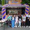 Die Schüler der vierten Klassen an der Grundschule Engen (Mitte) mixten für ihre Mitschüler bunte Saft-Cocktails und übten sich dabei im ...