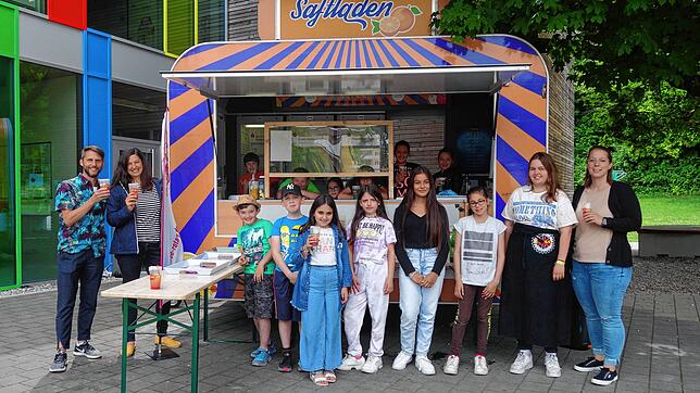 Die Schüler der vierten Klassen an der Grundschule Engen (Mitte) mixten für ihre Mitschüler bunte Saft-Cocktails und übten sich dabei im ...