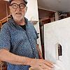 Herbert Stehle erläutert das Modell einer Skulptur, die er demnächst bei der &bdquo;Triennale der Skulptur&ldquo; in Bad Ragaz zeigen wird.
