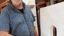 Herbert Stehle erläutert das Modell einer Skulptur, die er demnächst bei der &bdquo;Triennale der Skulptur&ldquo; in Bad Ragaz zeigen wird.