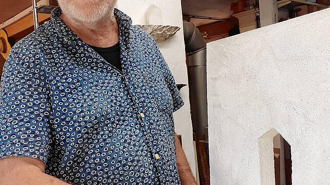 Herbert Stehle erläutert das Modell einer Skulptur, die er demnächst bei der &bdquo;Triennale der Skulptur&ldquo; in Bad Ragaz zeigen wird.