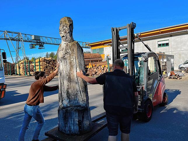 Zusammen mit Mechthild Wagner haben Annette Tschentscher (links) und Markus Gampp die neue Figur von Künstler Klaus Prior ausgesucht und ...