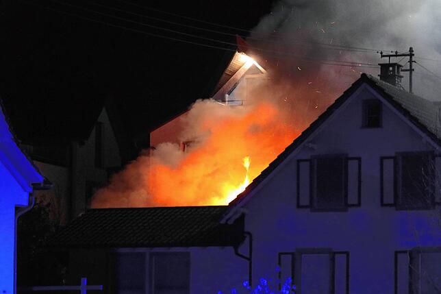 Aus dem Haus lodern kurz vor 23 Uhr die Flammen. Der Brand ist gegen Mitternacht gelöscht. Zu beklagen ist ein Toter, vier weitere ...