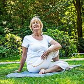 Bei einer Arthrose ist wichtig, dass die Gelenke nicht einsteifen. Dabei helfen Sportarten wie Yoga und Pilates.