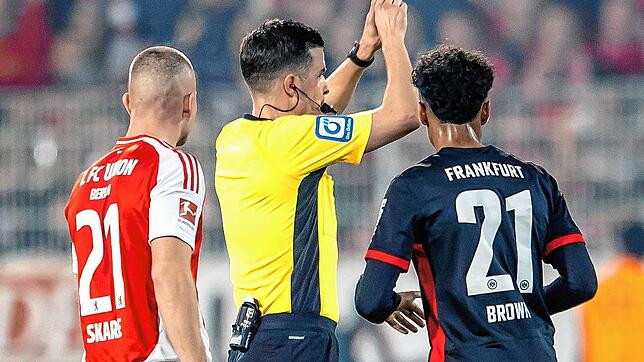 Zu früh gejubelt: Schiedsrichter Harm Osmers (Mitte) gibt das Tor zum 2:1 von Unions Tim Skarke (links) gegen Frankfurt am Sonntag nicht.