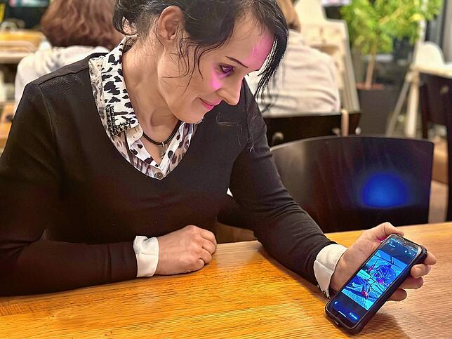 Bettina Oertel blickt auf ein Bild ihrer Zwillingsschwester.