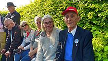 Bei der Gedenkfeier auf dem KZ-Friedhof Birnau zum 80. Jahrestag des Kriegsendes. Rechts Alois Thoma, mit 97 Jahren ältester Teilnehmer, ...
