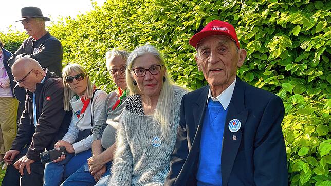 Bei der Gedenkfeier auf dem KZ-Friedhof Birnau zum 80. Jahrestag des Kriegsendes. Rechts Alois Thoma, mit 97 Jahren ältester Teilnehmer, ...