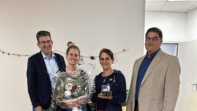 Zu Besuch: Bürgermeister Ralph Gerster (links) und Wirtschaftsförderer Bernd Mathieu (rechts) freuen sich mit Inhaberin Sarah Paul ...