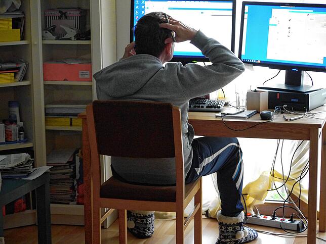 Mann im Homeoffice.