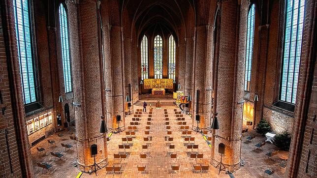 Stühle stehen mit Abstand zueinander in der Marktkirche in Hannover. Trotz strenger Hygienemaßnahmen sagen viele Kirchen ihre ...