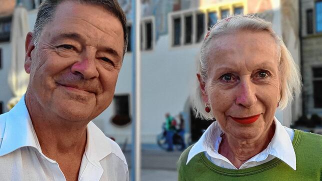 Die Gemeinderäte Kristin Müller-Hausser und Dirk Diestel (BÜB+) vor dem Rathaus von Überlingen.