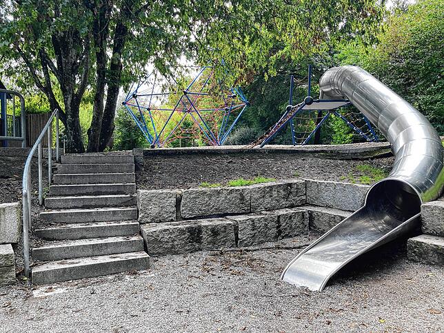 Den Startpunkt der Röhrenrutsche (rechts) müssen sich die Kinder auf dem Spielplatz im Bad Dürrheimer Kurpark erst erklettern.