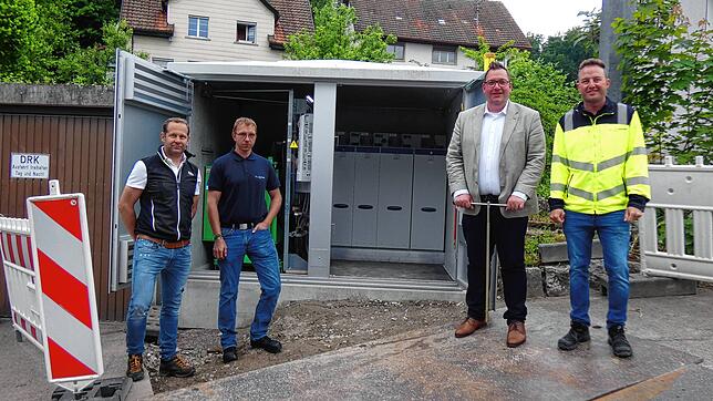 Bürgermeister Fabian Prause (Zweiter von rechts) freut sich gemeinsam mit Ortsbaumeister Andreas Gantert, Benjamin Probst von ...