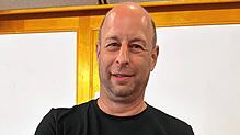 Christian Gerspacher, Leiter der Technischen Betriebe, zeigt im Gemeinderat einen Geräuschelogger, ein System zur Leckortung im Bereich ...