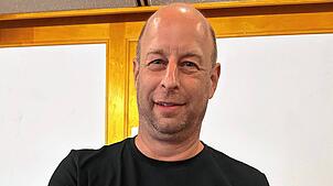 Christian Gerspacher, Leiter der Technischen Betriebe, zeigt im Gemeinderat einen Geräuschelogger, ein System zur Leckortung im Bereich ...